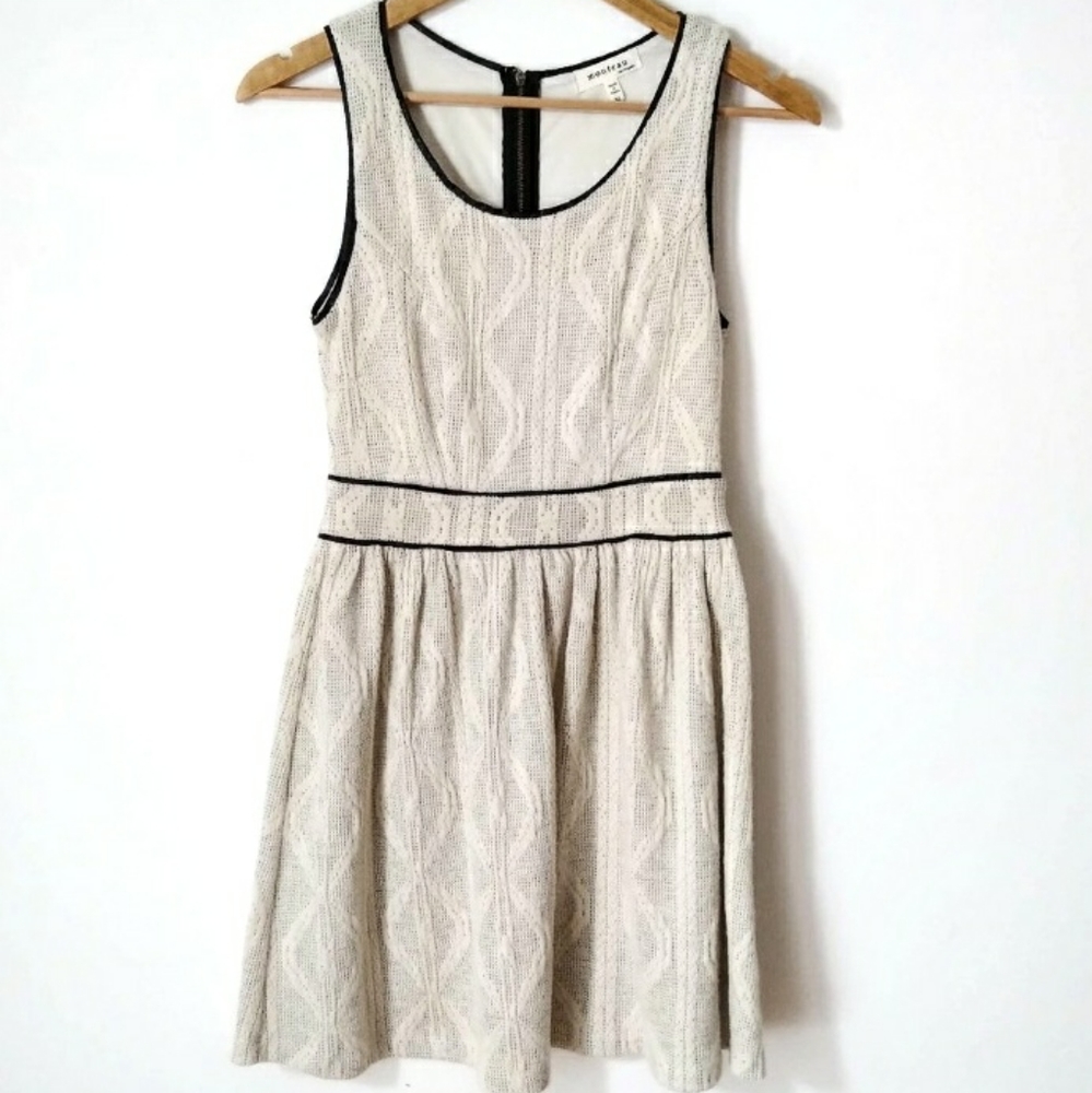 💥 EUC Monteau Off White Black lining Sleeveless Dress